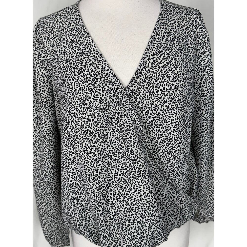 A New Day Womens Medium V Neck Wrap Blouse Top Black White Print Polyester - Picture 2 of 7
